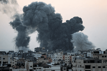 Ataques del Ejército israelí siguen matando a civiles en la devastada Franja de Gaza