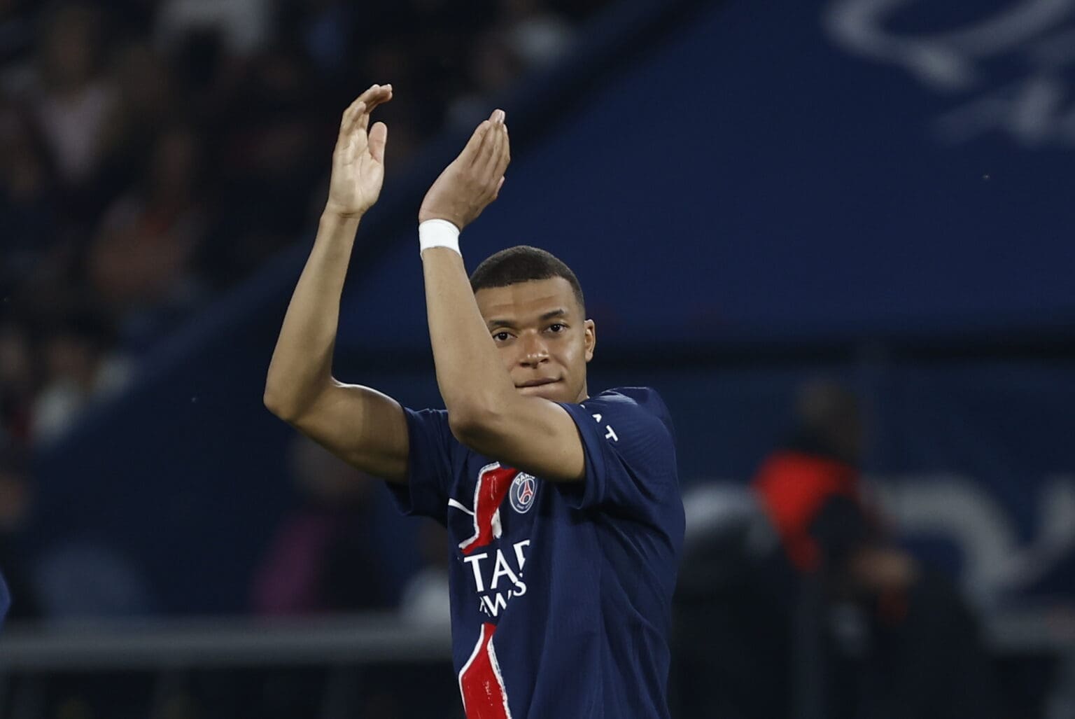 Kylian Mbappé se despide la afición del PSG tras jugar su último partido en el Parque de los Príncipes. Foto de EFE/ EPA/ MOHAMMED BADRA.